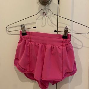 Preppy Lululemon 2.5” hotty hots SONIC PINK taking any offers